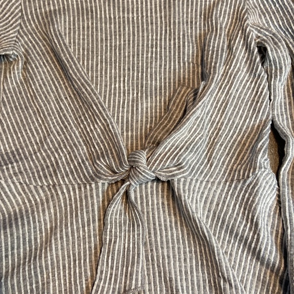 Caution to the Wind Girls peplum like with front tie. Fits 6y girls - Picture 5 of 5